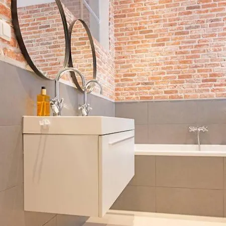 Location 2 Bedroom Groundfloor With Garden * デン・ハーグ