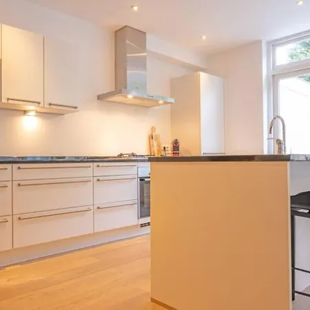 Location 2 Bedroom Groundfloor With Garden * デン・ハーグ