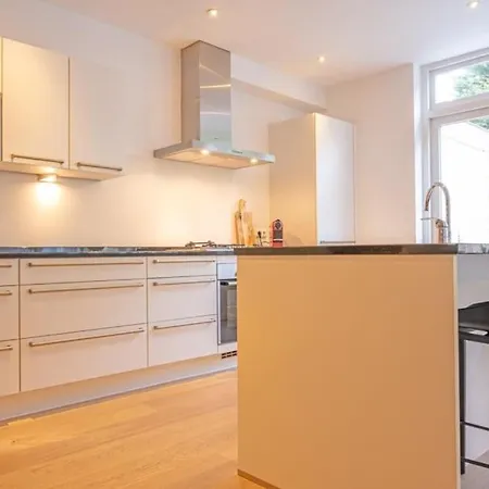 Location 2 Bedroom Groundfloor With Garden アパート *