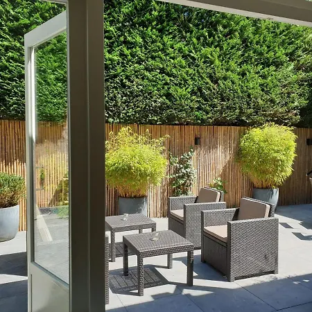 Location 2 Bedroom Groundfloor With Garden アパート *