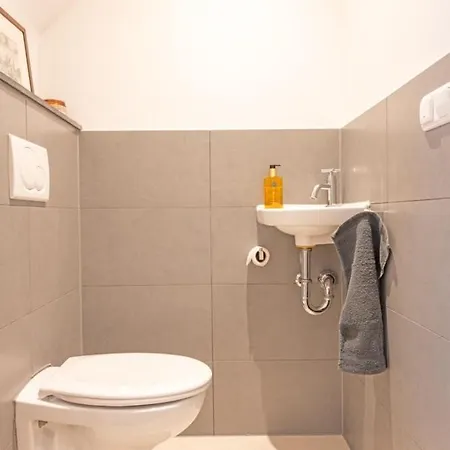 Location 2 Bedroom Groundfloor With Garden * Den Haag