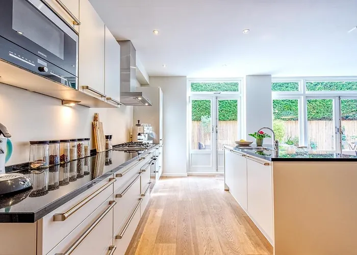 Location 2 Bedroom Groundfloor With Garden Apartment Den Haag