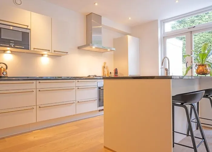 Location 2 Bedroom Groundfloor With Garden Apartman *