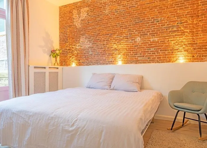 Location 2 Bedroom Groundfloor With Garden * Hága