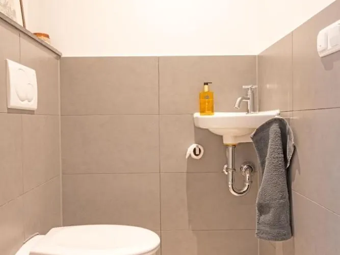 Location 2 Bedroom Groundfloor With Garden * Haia