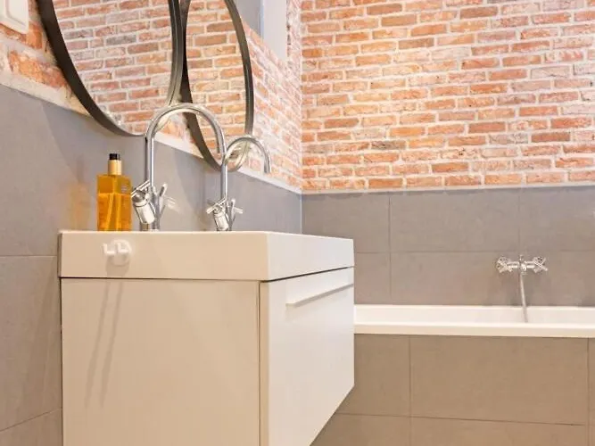 Location 2 Bedroom Groundfloor With Garden * Hága